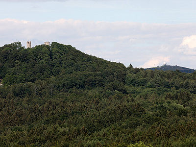 Vorne links die Burgruine Ebersburg und rechts im Hintergrund die Wasserkuppe mit dem markanten Radom.