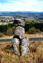 Das Kuppenmännchen mit Dalherda im Hintergrund heute.