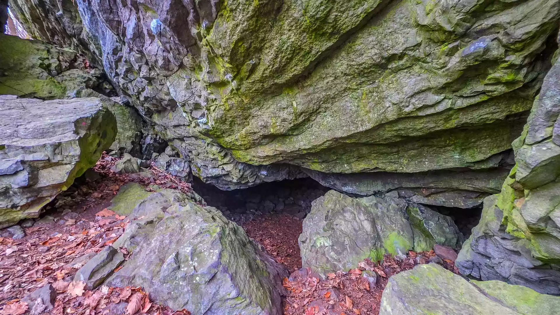 Blick in den Teufelskeller am Gangolfsberg