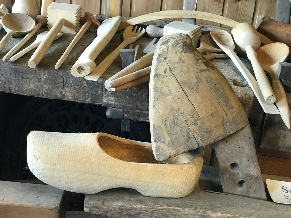 Handwerk und Hausrat Holzschuh und hölzernes Küchengerät im Rhöner Ofen- und Zeitreise Museum