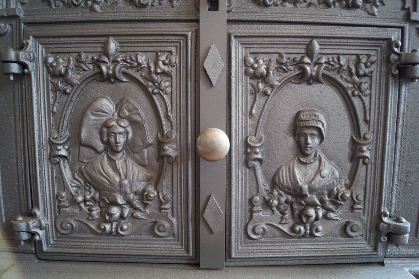 Historische Ofentüren Gusseiserne Ofentüren mit Ornamenten im Rhöner Ofen- und Zeitreise Museum