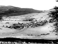 Reußendorf mit den Schwarzen Bergen im Hintergrund